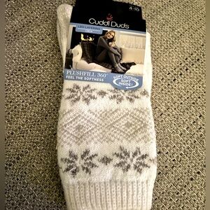 NWT Cuddl Duds Plushfill Gray and Ivory Snowflake Crew Socks